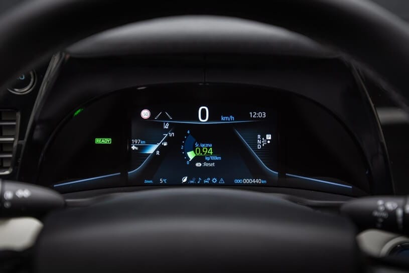 Cyfrowy wyświetlacz Toyoty Mirai: prędkość, stan akumulatora, bieg, zasięg i kierownica.