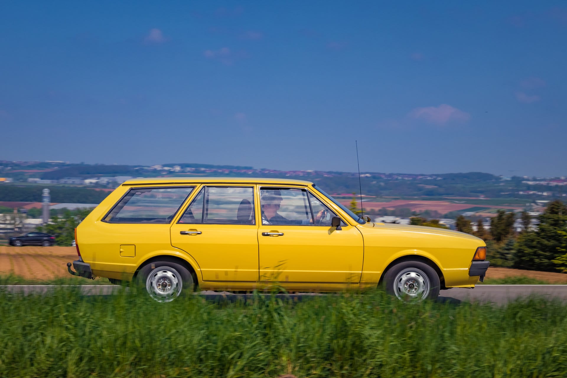 Volkswagen Passat to kawał historii motoryzacji. Tu omawiamy generację B5, a na zdjęciu pierwsza edycja modelu, Typ 32, podczas zjazdu oldtimerów.