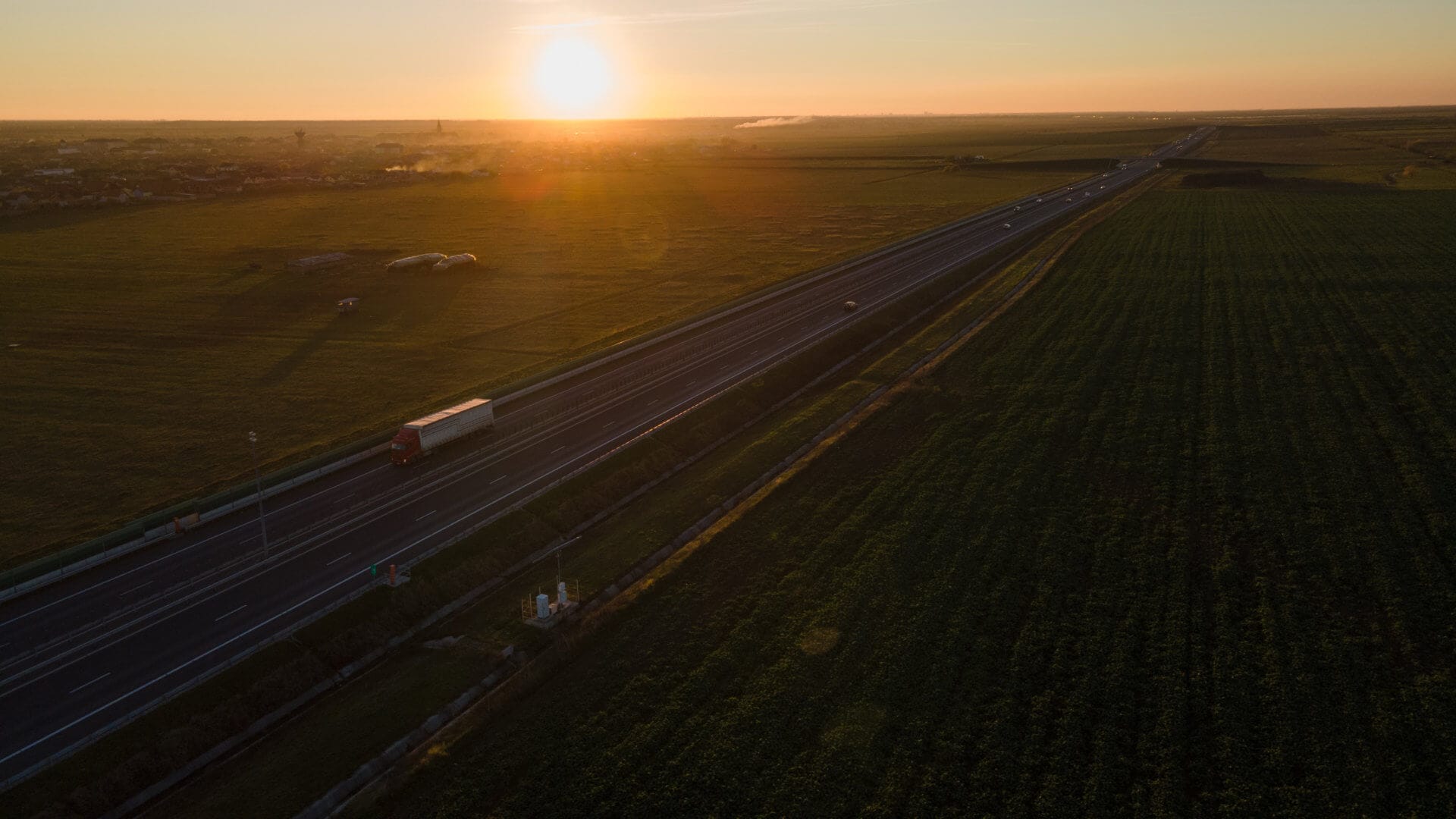 Długie trasy na dużych dystansach wymagają wsparcia nowych technologii. Dziś do zarządzania transportem kierowcy i firmy spedycyjne mają coraz więcej dedykowanych narzędzi dostępnych 24/7.