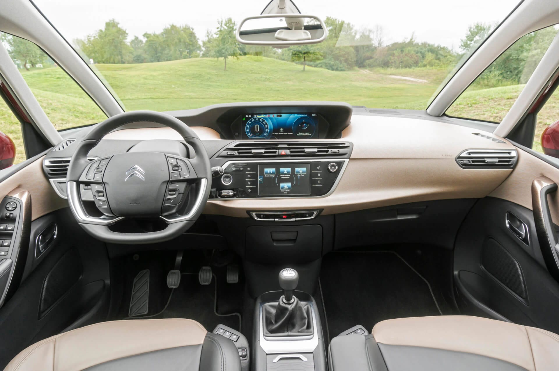 Citroen C4 Picasso / Spacetourer dysponuje bardzo przestronnym i ciekawie zaprojektowanym wnętrzem. Test samochodu używanego