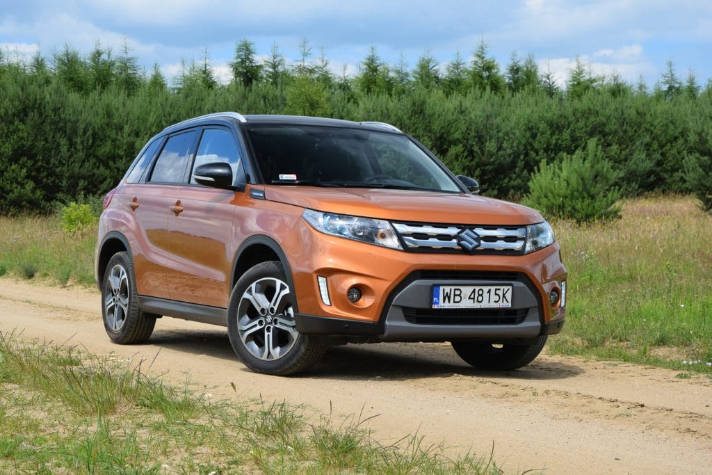 Suzuki Vitara na polnej drodze
