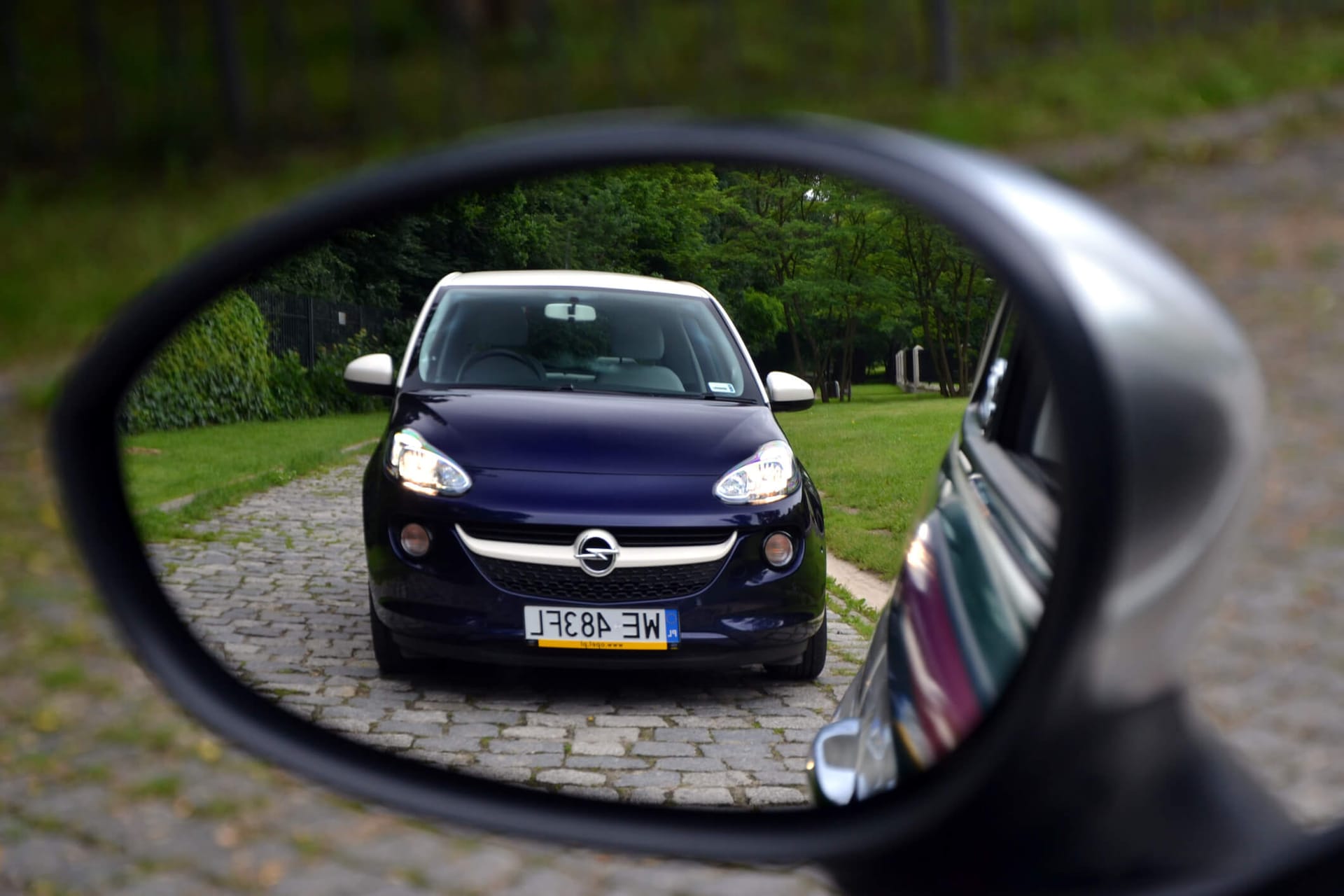 Opel Adam: widok na auto w lusterku wstecznym, test wideo