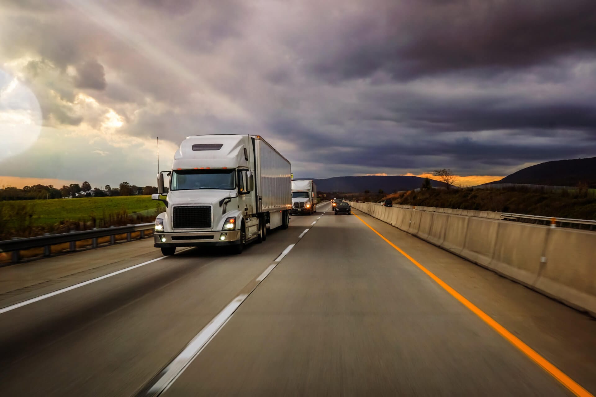 Kolumna samochodów ciężarowych na autostradzie kierowcom osobówek nie kojarzy się pozytywnie. Platooning pomoże jednak zoptymalizować ich ruch i zautomatyzować: nowe technologie dla kierowców i logistyki.