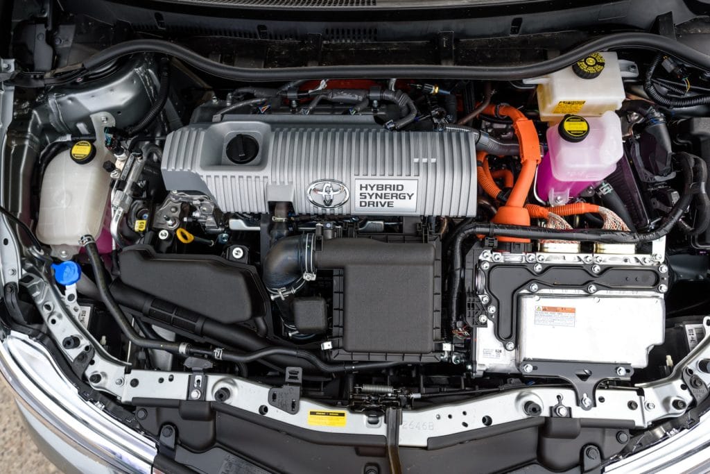 Toyota Auris II - tak prezentuje się silnik po podniesieniu klapy.