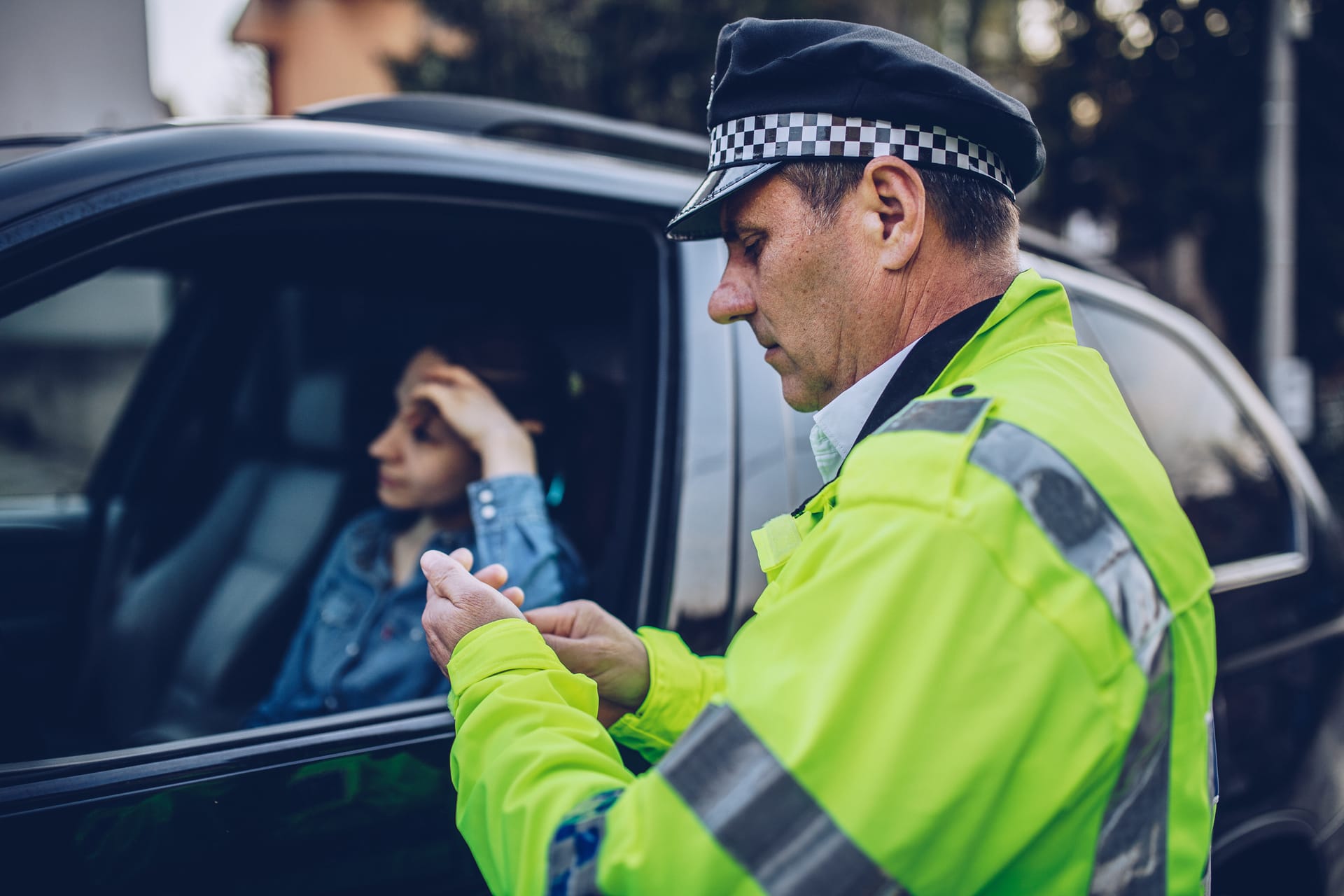 Policjant wystawiający mandat