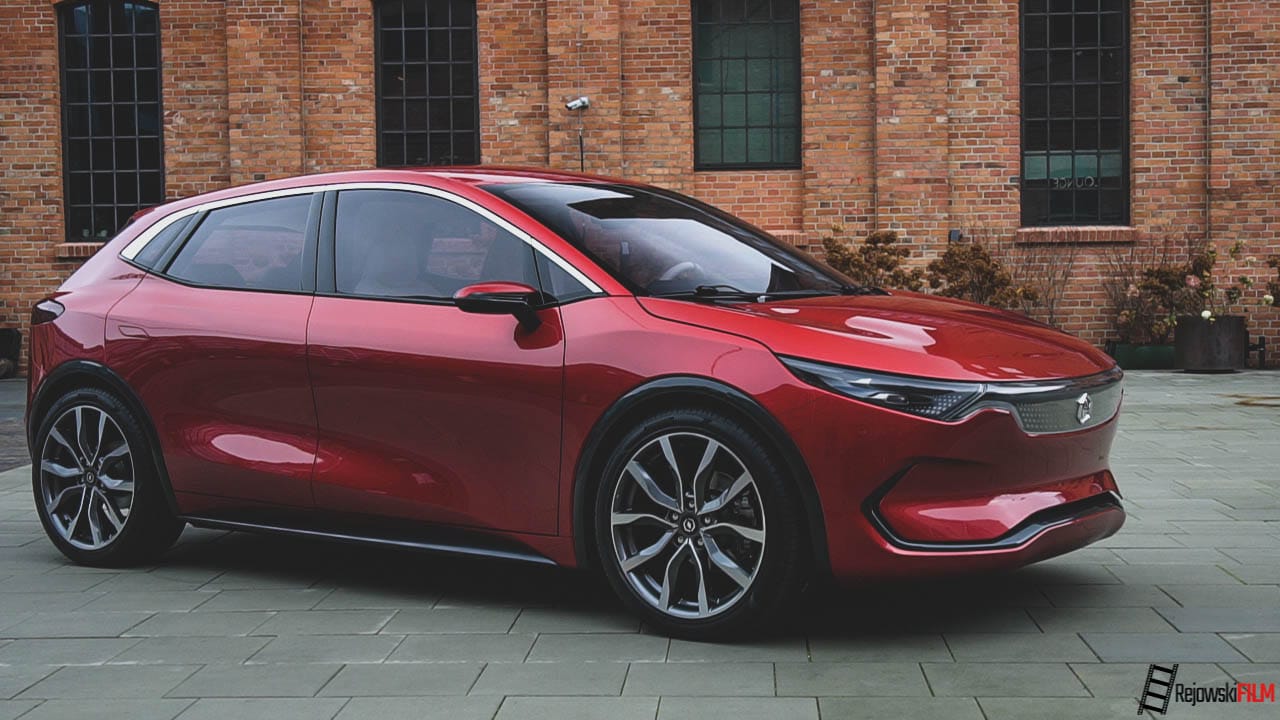 Czerwony elektryczny hatchback marki Izera stoi na bruku przed ceglanym budynkiem z dużymi oknami.