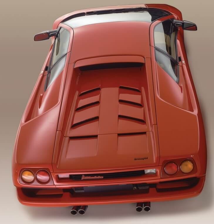 Czerwone Lamborghini Diablo widziane z góry; widać tylną pokrywę silnika, światła i rury wydechowe.