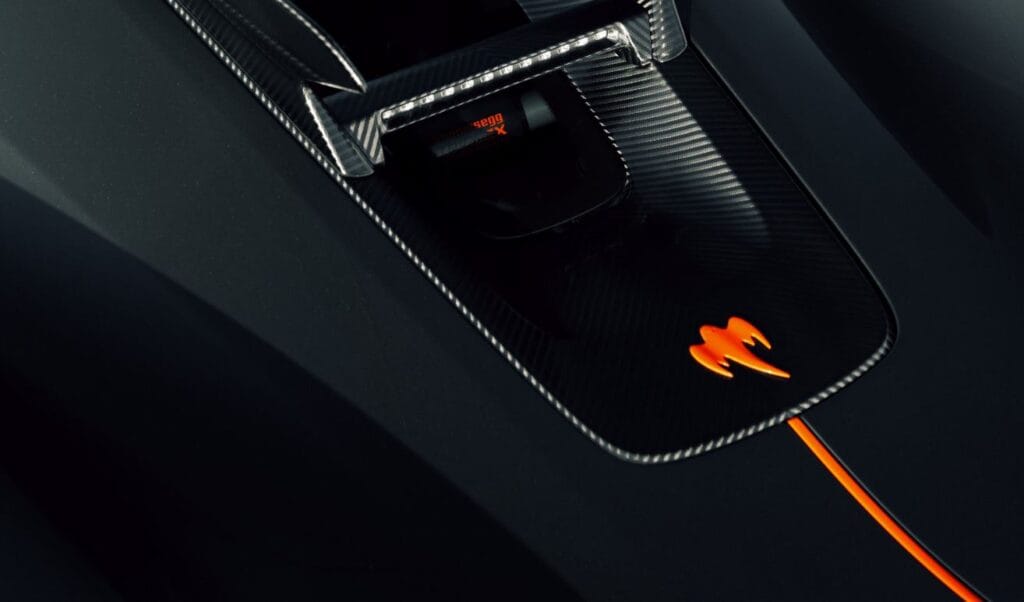 Zderzak Koenigsegg Jesko Absolut z karbonowym wlotem powietrza, pomarańczową błyskawicą i paskiem.