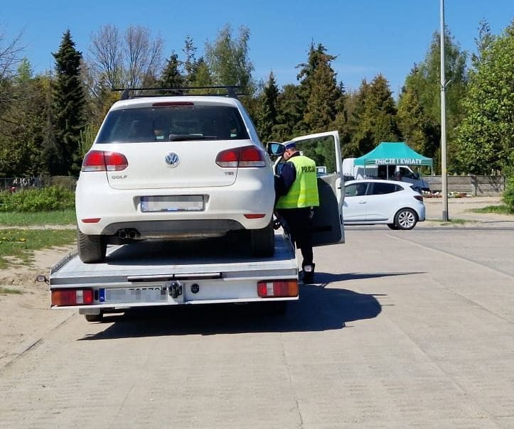 Auto w Gdańsku jechało slalomem. Za kierownicą pojazdu siedziała 92-latka. Fot KMP Gdańsk