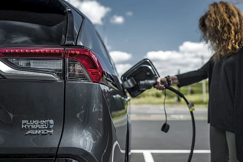 Toyota RAV4 PHEV - zakaz sprzedaży aut spalinowych