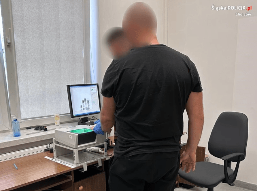 42-latek z Chorzowa za swoją "przedsiębiorczość" może pójść za kratki nawet na 3 lata. Fot. Polska Policja
