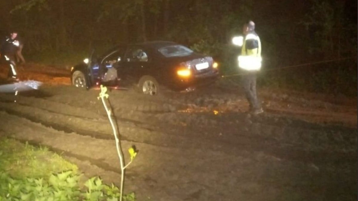 Chcieli ominąć korek. Utknęli w błocie. Fot. Policja Zamość