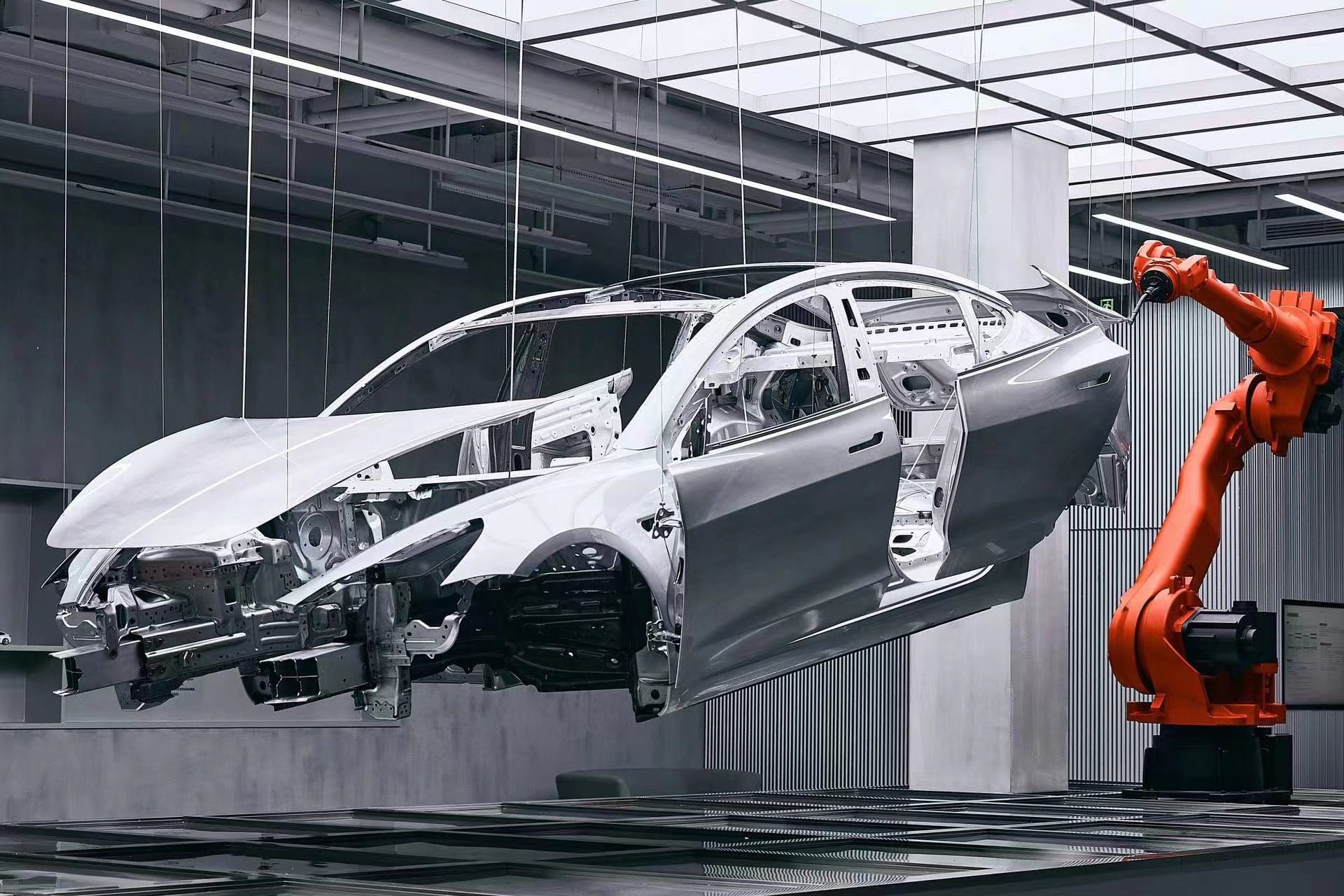Tesla chwali się, że złoży samochód w ledwie 45 sekund. Fot Tesla Asia/Twitter