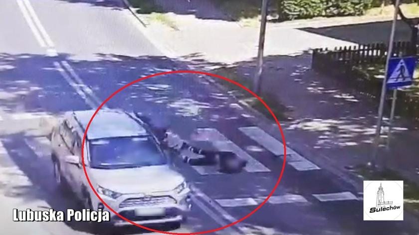 Potrącił na przejściu mężczyznę poruszającego się na wózku. Fot. Policja