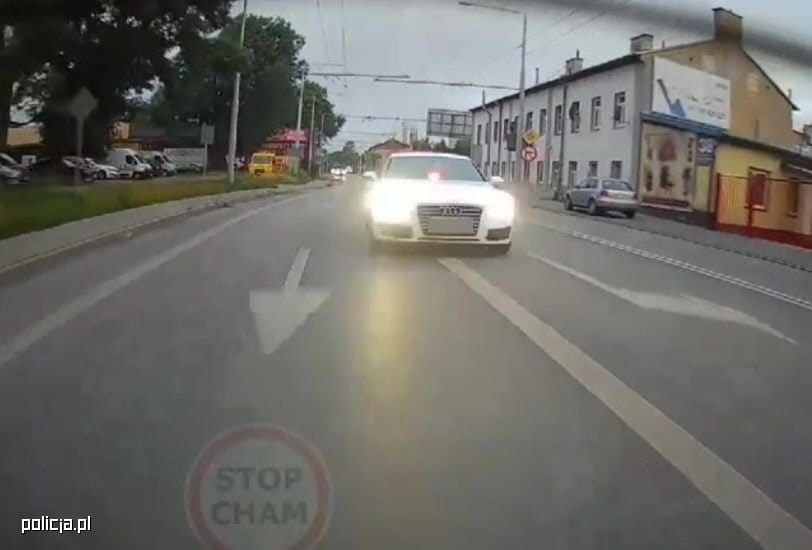 Kierowca Uudi zmuszał innych kierowców do ustępowania pierwszeństwa. Fot. Lubelska Policja