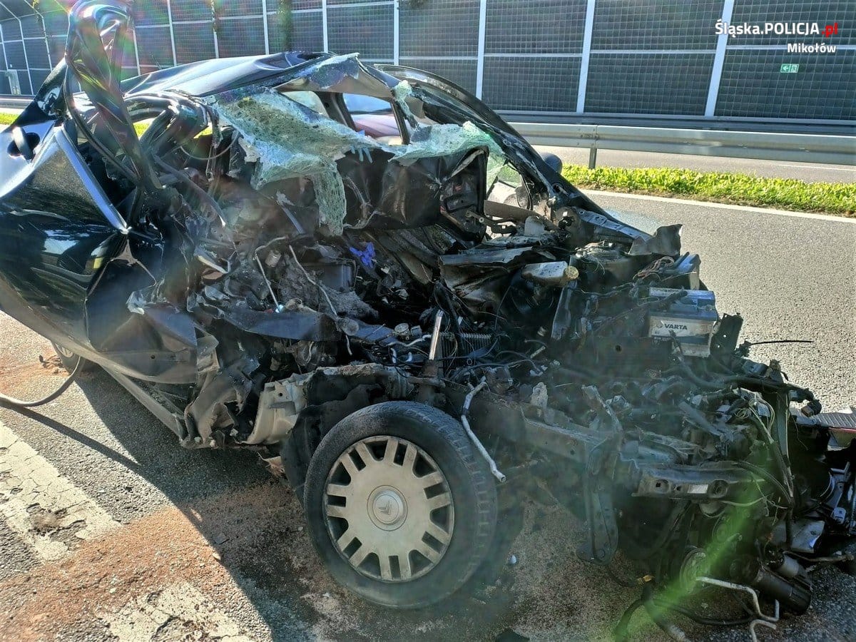 Samochód został całkowicie zniszczony. Fot. Policja Śląska