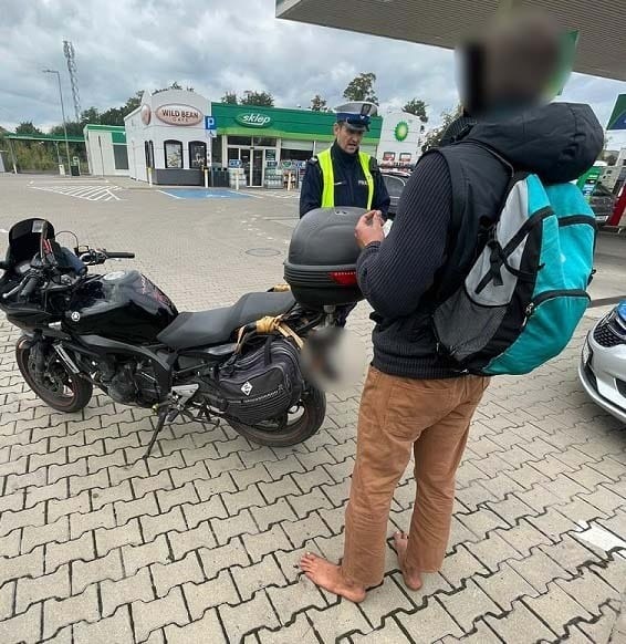 Jechał bez uprawnień, przy kierownicy miał ptasie pióra i głośnik. Fot. Policja
