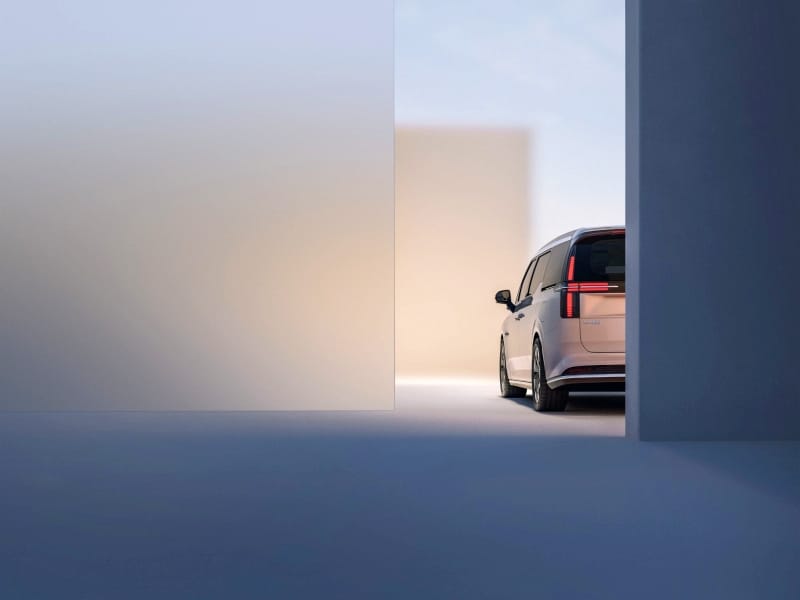 Volvo EM90