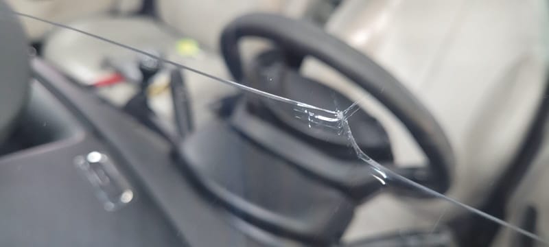 Pęknięta szyba w samochodzie