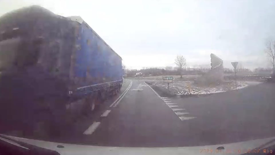 Bryła lodu uszkodziła samochód. Fot. KPP w Mogilnie