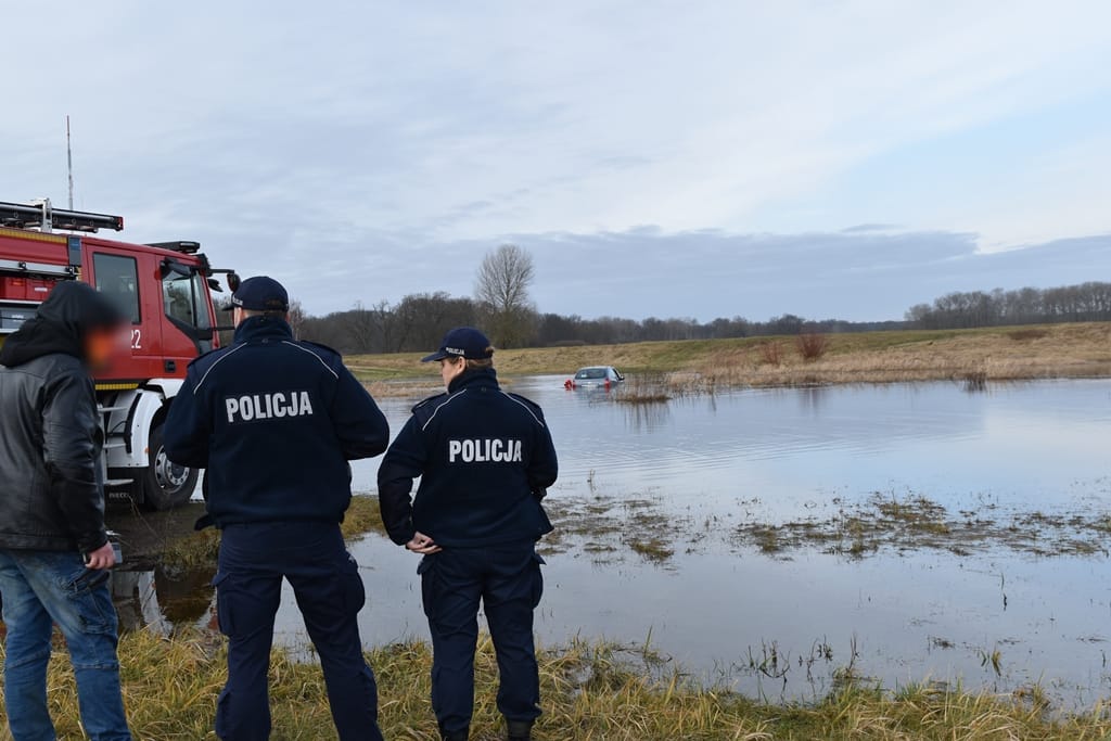 Mieszkaniec powiatu gostyńskiego nowy rok powitał w... kanale. Fot. KPP w Śremie