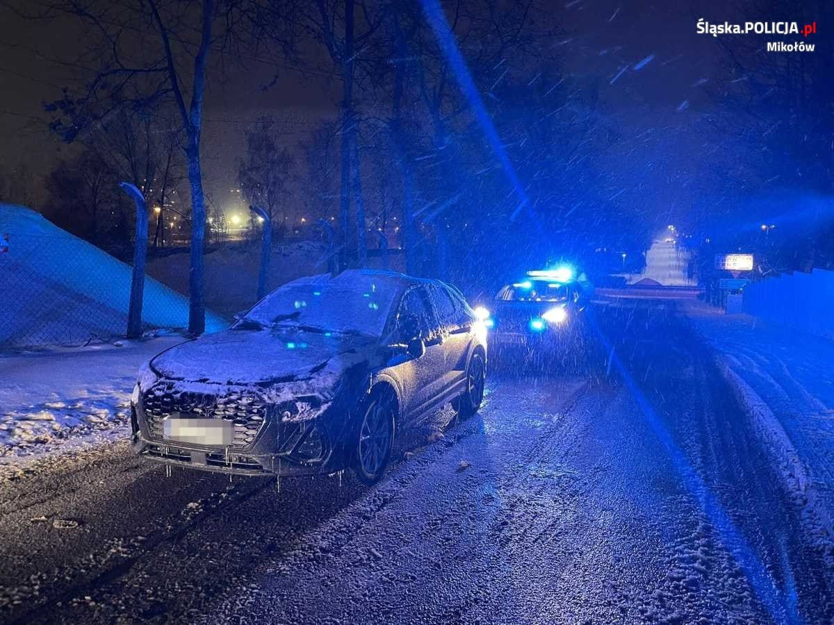 Jechała "zygzakiem" zaśnieżone Audi z urwanym lusterkiem. Fot. Tyskie Służby Ratownicze/Facebook