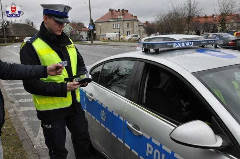 policjant mandat płacenie kartą terminal