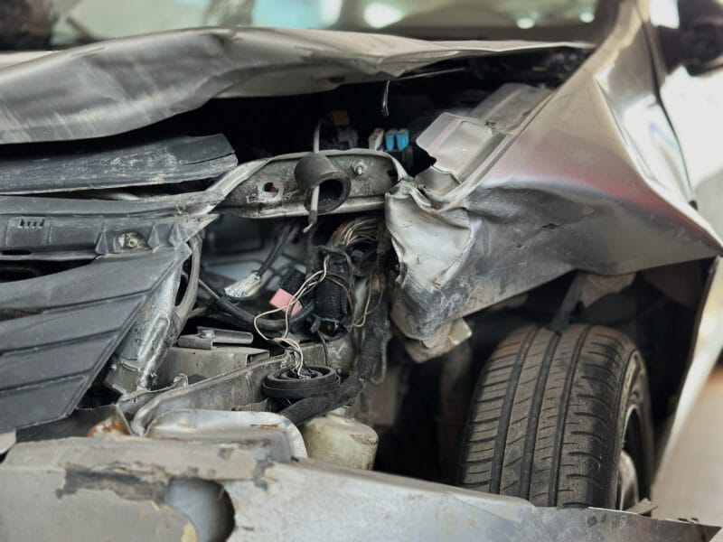 wypadek uszkodzone auto