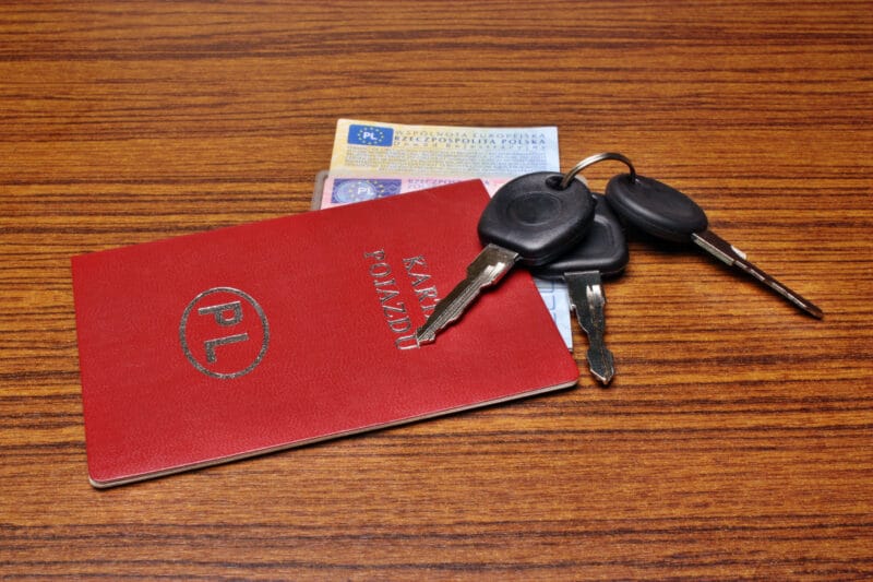 karta pojazdu klucze dowód rejestracyjny dokumenty