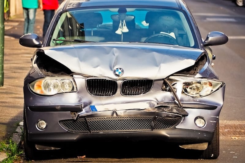 Rozbite auto, wark na parkingu