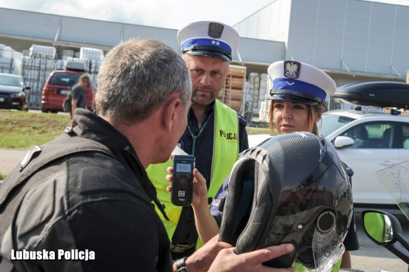 badanie alkomat policjant kierowca odmowa dmuchani