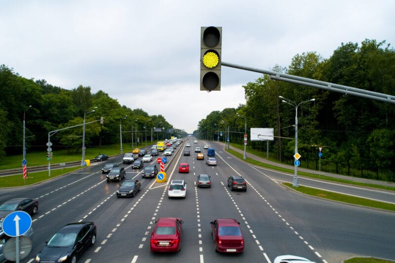 sygnalizacja świetlna sygnał żółty droga samochody
