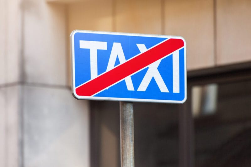 Znak pułapka koniec postoju taxi d-19