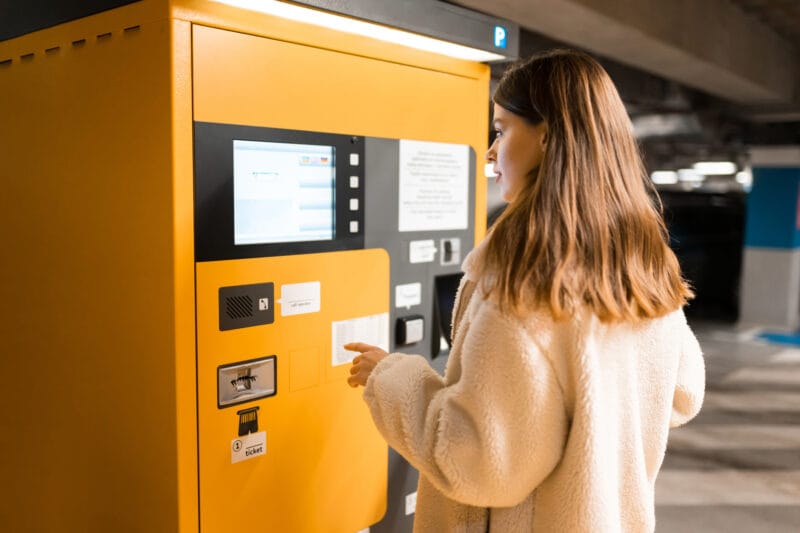 prywatny parkomat opłata kobieta kierowca parking