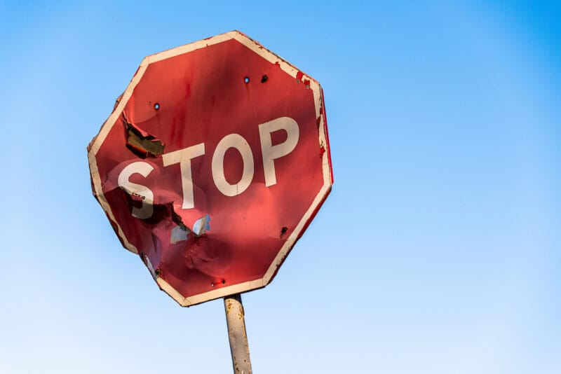 znak uszkodzony stop niewłaściwe oznakowanie