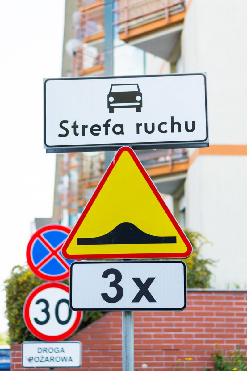 próg zwalaniający znaki strefa ruchu