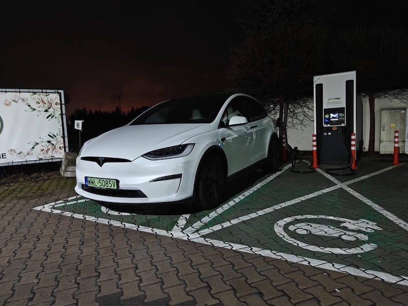 Tesla ładowanie EV