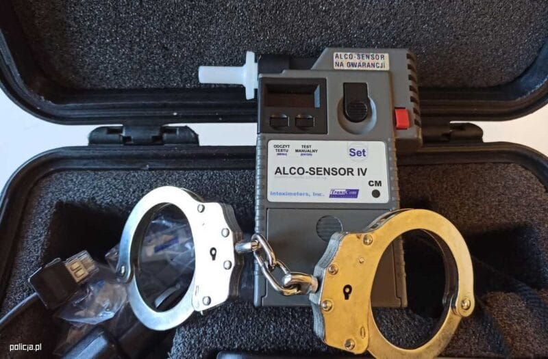 alkomat policja kajdanki