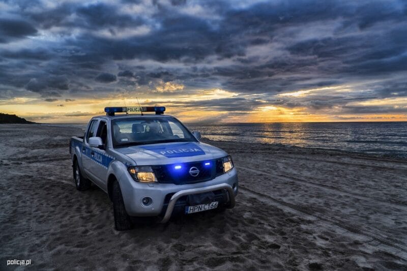 policja na plaży radiowóz