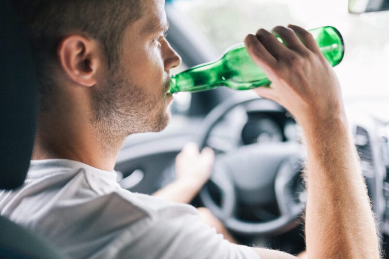 kierowca alkohol butelka piwo za kierownicą