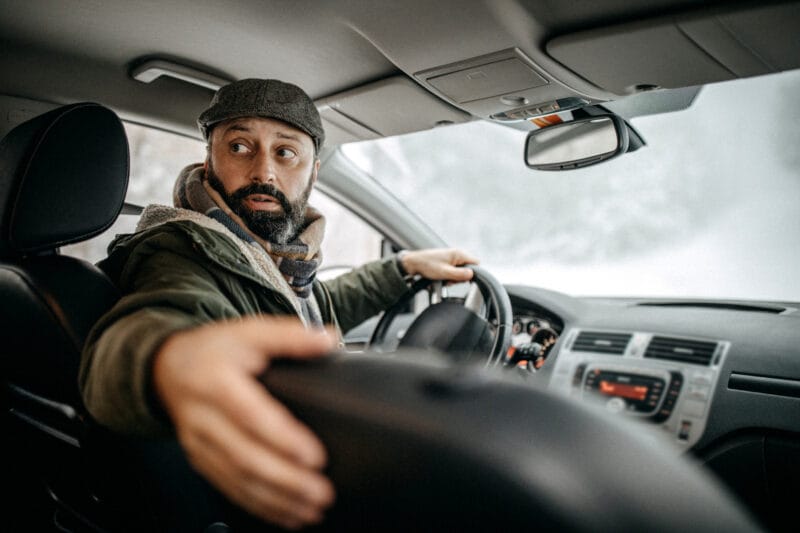 mężczyzna cofanie wnętrze auto