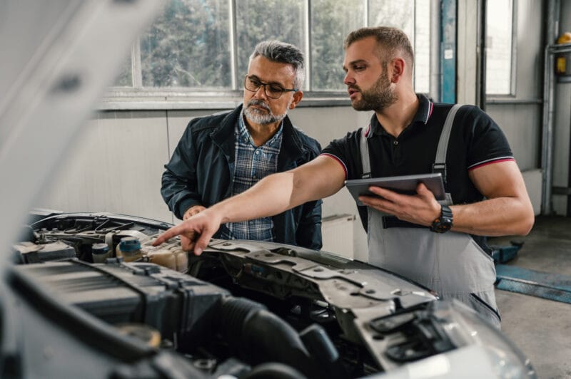 warsztat naprawa mechanik auto maska