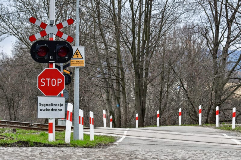 znak stop przejazd kolejowy