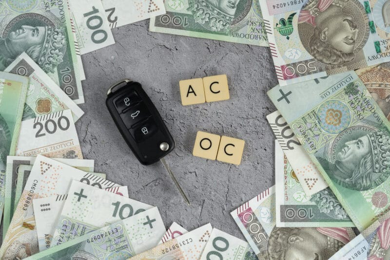 polisa oc ac klucze pieniądze