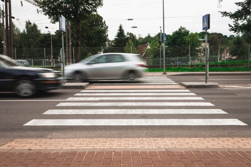 przejście dla pieszych zebra pasy auta