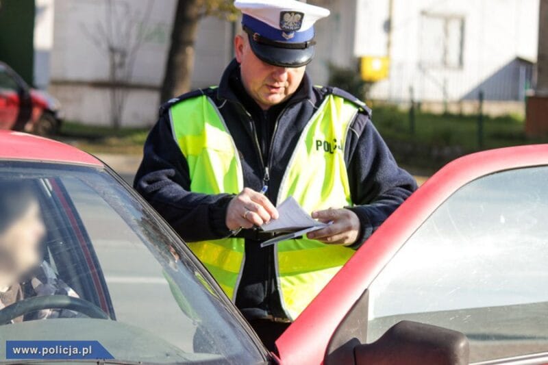 policjant mandat kontrola drogowa auto