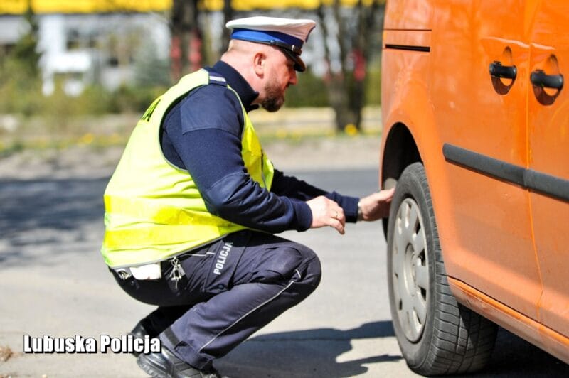 policjant kontrola stan techniczny ogumienie