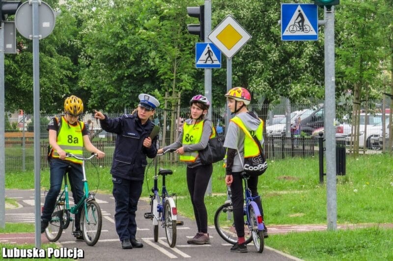policjant rowerzyści miasteczko ruchu drogowego