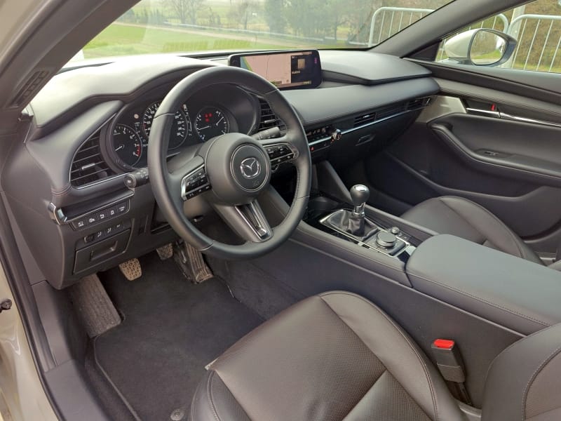 2024 Mazda 3 e-Skyactiv-X - deska rozdzielcza