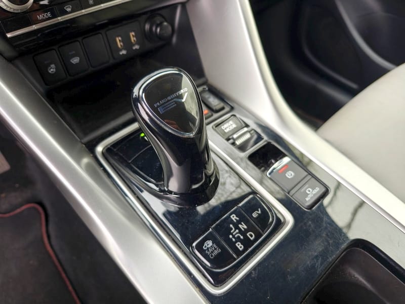 2024 Mitsubishi Eclipse Cross - dźwignia